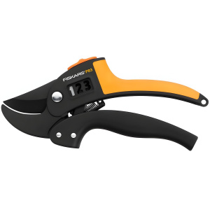Секатор контактный с храповым механизмом FISKARS 111670 (1000575)